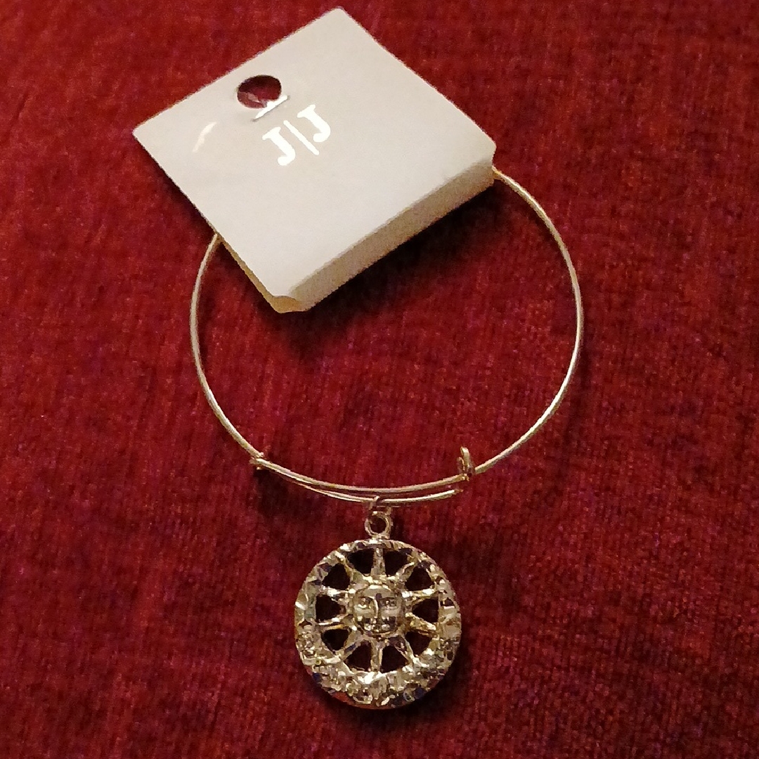 Elegant Gold-Tone Bracelet With Sun Charm